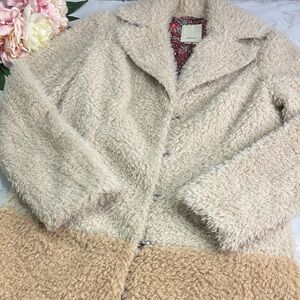 Anthropologie Elevenses Fira sherpa teddy coat in a cream and tan faux-fur XS